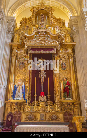 Siviglia, Spagna - 28 ottobre 2014: l'altare laterale di El Cristo del Amor di Juan de Mesa (1620) nella chiesa barocca di El Salvador Foto Stock