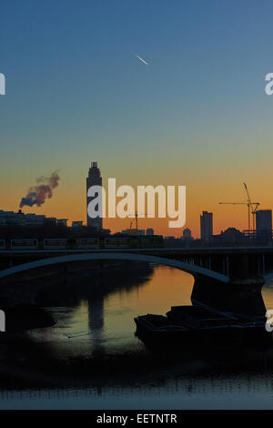 Battersea ponte ferroviario e St George Wharf Tower all'alba, Londra, Inghilterra Foto Stock