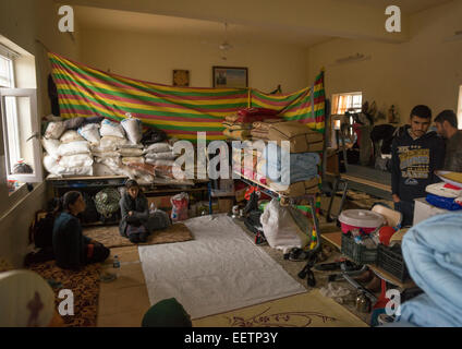 Yezedi rifugiati da Sinjar vivono in una scuola, Zocar, Kurdistan, Iraq Foto Stock