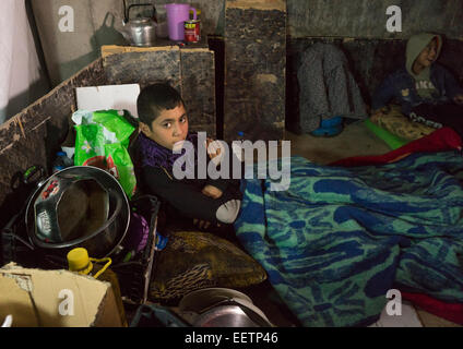 Yezedi rifugiati da Sinjar dormire a freddo, Duhok, Kurdistan, Iraq Foto Stock