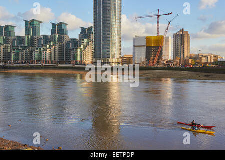 Luxury riverside apartments costruzione e due rematori sul fiume Tamigi west London Inghilterra Europa Foto Stock