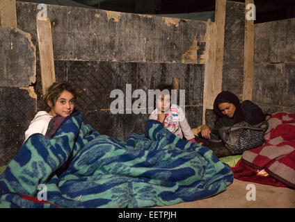 Yezedi rifugiati da Sinjar dormire a freddo, Duhok, Kurdistan, Iraq Foto Stock