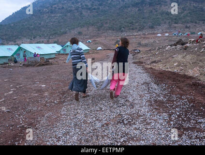 Yezedi profughi da Sinjar, Lalesh tempio, Kurdistan, Iraq Foto Stock