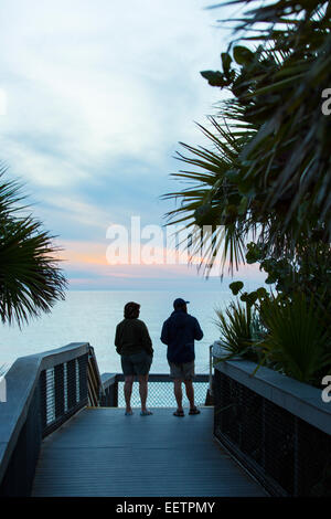 Couiple guardando il tramonto a Caspersen Beach sul Golfo del Messico in Florida Venezia Foto Stock