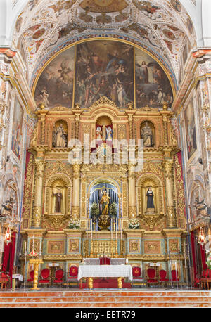 Siviglia, Spagna - 29 ottobre 2014: l'altare maggiore della chiesa barocca Basilica del Maria Auxiliadora. Foto Stock