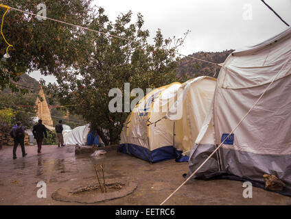 Yezedi rifugiati tende da Sinjar vivono nel Tempio Lalesh, Kurdistan, Iraq Foto Stock