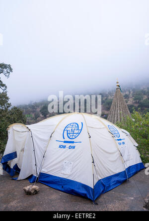 Yezedi rifugiati tende da Sinjar vivono nel Tempio Lalesh, Kurdistan, Iraq Foto Stock