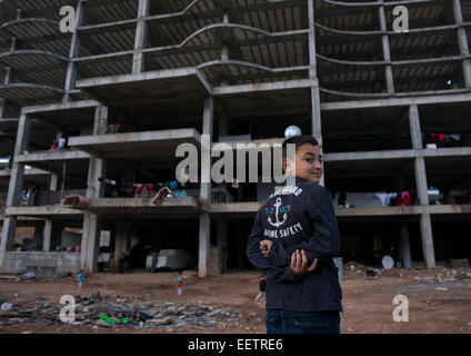 Yazidi rifugiati da Sinjar vivono in un in costruzione edificio, Duhok, Kurdistan, Iraq Foto Stock