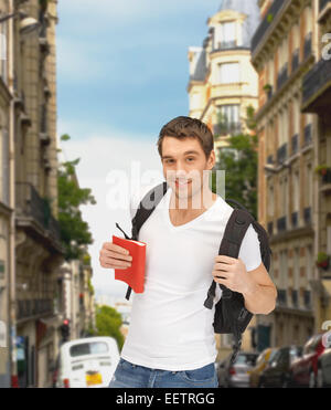 Studente di viaggio con zaino e prenota Foto Stock