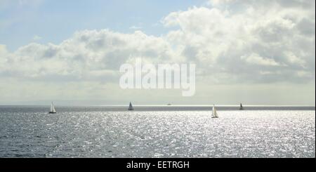 Yacht a vela nel Firth of Clyde nei pressi di Arran, Scozia Foto Stock