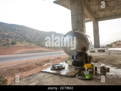 Yazidi rifugiati da Sinjar vivono in un in costruzione edificio, Duhok, Kurdistan, Iraq Foto Stock