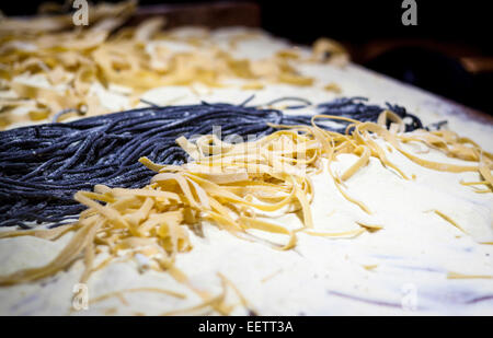 La pasta fatta a mano con uova e il nero di seppia. Venezia, Veneto. Italia Foto Stock