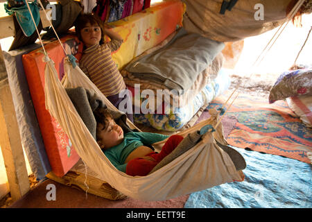 Il bambino dorme in amaca, Siriano Refugee Camp, Libano Foto Stock
