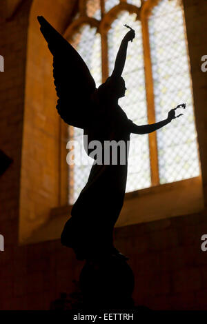 Statua alata stagliano nella finestra Pershore Abbey Foto Stock