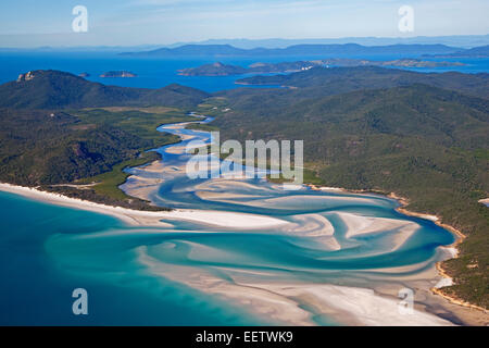 Spiagge di sabbia bianca e acqua turchese di Whitehaven Beach su Whitsunday Island in mare di corallo, Queensland, Australia Foto Stock