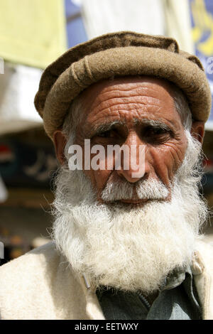Il vecchio uomo che indossa lo stile tradizionale beret chiamato pakol, nella zona a nord del Pakistan, valle di Swat. Foto Stock