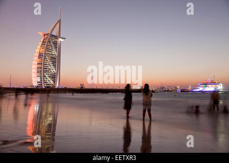 Hotel di lusso Burj Al Arab e la Jumeirah Beach al blue ora, Dubai, Emirato di Dubai, Emirati Arabi Uniti, Asia Foto Stock