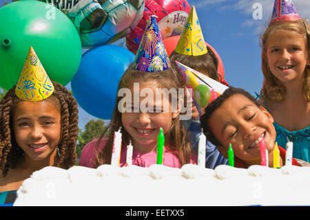 Un gruppo di bambini alla festa di compleanno Foto Stock