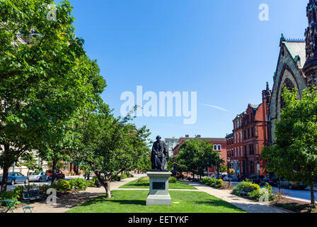 Visualizza in basso N Charles Street in Mount Vernon Distretto di Baltimora, Maryland, Stati Uniti d'America Foto Stock