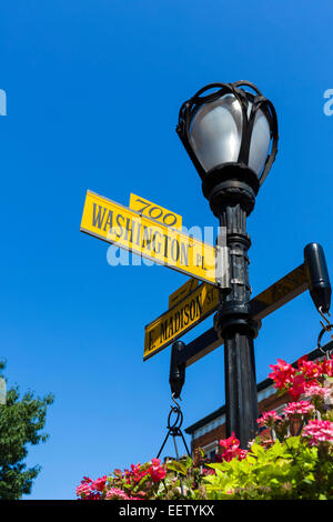 Un cartello stradale per Washington Place e E Madison St in Mount Vernon Distretto di Baltimora, Maryland, Stati Uniti d'America Foto Stock