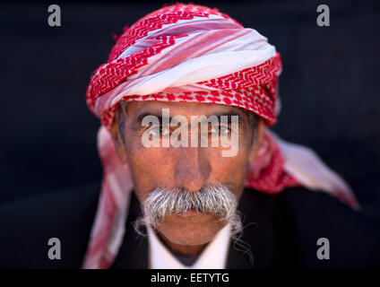 Rifugiato Yezidi uomo spostato dalla Sinjar vivono nel Tempio Lalesh, Kurdistan, Iraq Foto Stock