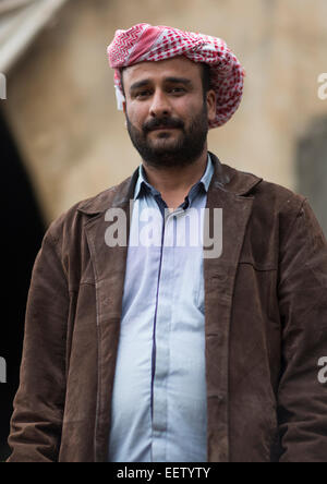 Rifugiato Yezidi uomo spostato dalla Sinjar vivono nel Tempio Lalesh, Kurdistan, Iraq Foto Stock