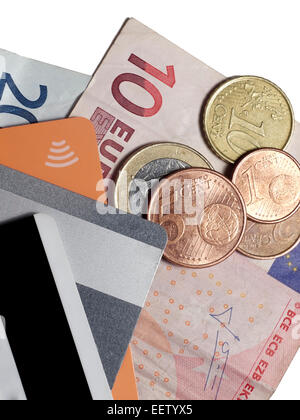 Banconote e monete metalliche in euro e contactless carte di credito con tecnologia NFC per l'e-commerce Foto Stock