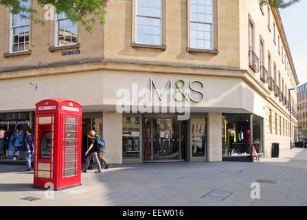 Negozio Marks & Spencer a Bath con una vecchia cassetta telefonica rossa al di fuori della quale è ora una cassetta telefonica ATM, Somerset, Inghilterra, Regno Unito Foto Stock