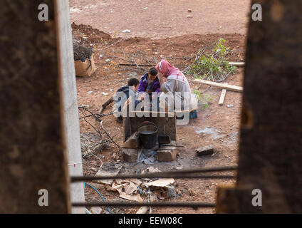 Yazidi rifugiati da Sinjar vivono in un in costruzione edificio, Duhok, Kurdistan, Iraq Foto Stock