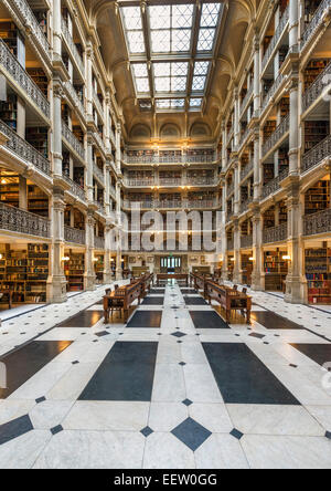 Interno del 19thC George Peabody Library, Peabody Institute, Johns Hopkins University, Baltimora, Maryland, Stati Uniti d'America Foto Stock