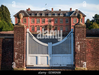 Un cancello bianco funzioni in modo visibile nella parte anteriore del Tredegar country house, nella città di Newport. Foto Stock