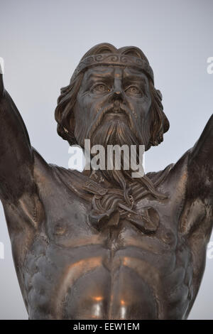 FILE: PIC Limavady, Co Londonderry, Irlanda del Nord, Regno Unito la statua del mare irlandese Dio Manannan Mac Lir, è stato rubato la scorsa notte. La statua è stata presa dal suo stand alla visualizzazione Gortmore punto su Binevenagh montagna vicino a Limavady, Co Londonderry. La statua vegliato Magilligan e fuori di Co Donegal nella Repubblica di Irlanda e era diventata una popolare attrazione turistica sulla famosa costa Causeway. La statua è stata realizzata dallo scultore Giovanni Darren Sutton, che ha lavorato sul gioco di troni serie TV. Tutte le foto scattate il 17 luglio 2014. Credito: Eoin McConnell/Alamy Live News Foto Stock