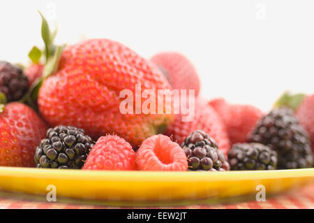 Piatto di frutti di bosco misti Foto Stock