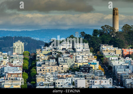 Vista dall'alto sulla Collina del Telegrafo di vicinato e la Torre Coit, San Francisco, California, Stati Uniti d'America Foto Stock