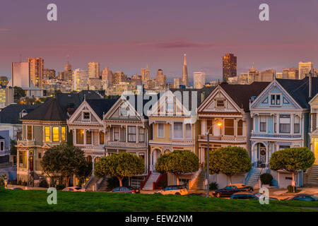 Crepuscolo vew del Painted Ladies case vittoriane in Alamo Square, San Francisco, California, Stati Uniti d'America Foto Stock