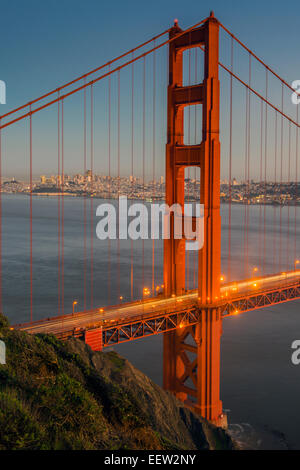Vista dalla batteria Spencer sopra il Golden Gate bridge con lo skyline della città in background, San Francisco, California, Stati Uniti d'America Foto Stock