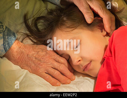 Le mani di Nonna e nipote di mattina Foto Stock