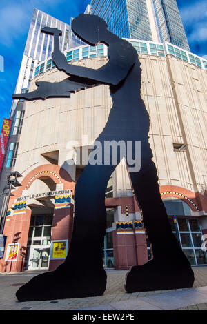 La martellatura l uomo è una scultura disegnata da Jonathan Borofsk e si trova di fronte il Seattle Art Museum, Seattle, Stati Uniti d'America Foto Stock