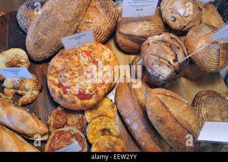 Un assortimento di pane in una panetteria Foto Stock