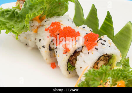 Piatto di Sushi con uramaki Foto Stock