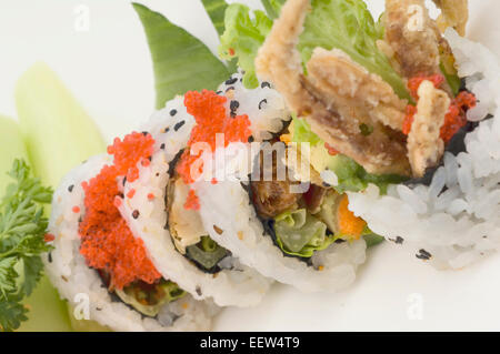 Piatto di Sushi con spider roll e uramaki Foto Stock