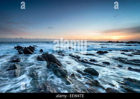 Tramonto sulla spiaggia Finnygook a Portwrinkle sulla costa sud orientale della Cornovaglia Foto Stock