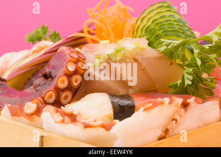 Piatto di Sushi con una varietà di piatti a base di frutti di mare sashimi Foto Stock