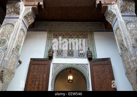 Marocchino tradizionale interno del Dar Jamai, un palazzo costruito nel 1882, Meknes, Marocco Foto Stock