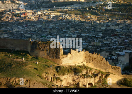 Vista aerea della città vecchia parete e Medina di Fez sul tramonto, Marocco, Africa Foto Stock