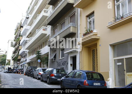 Atene, Grecia. Il 21 gennaio 2015. Una strada residenziale con edifici di appartamenti nel centro di Atene. La Hellenic autorità statistica ELSTAT () ha pubblicato i conti non finanziari per il terzo trimestre 2014 (luglio-settembre). Le entrate da reddito e imposta immobiliare è sceso rispetto allo stesso trimestre del 2013, mentre le entrate provenienti dalla produzione e le importazioni sono scese. Credito: Michael Debets/Alamy Live News Foto Stock