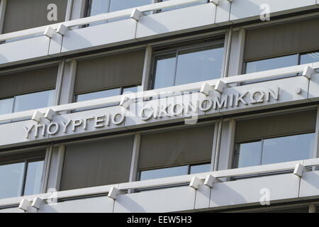 Atene, Grecia. Il 21 gennaio 2015. Close-up del ministero delle Finanze della Repubblica ellenica sulla Piazza Syntagma ad Atene. La Hellenic autorità statistica ELSTAT () ha pubblicato i conti non finanziari per il terzo trimestre 2014 (luglio-settembre). Le entrate da reddito e imposta immobiliare è sceso rispetto allo stesso trimestre del 2013, mentre le entrate provenienti dalla produzione e le importazioni sono scese. Credito: Michael Debets/Alamy Live News Foto Stock
