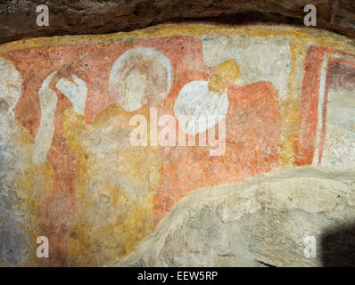 Dettaglio di una sbiadita pittura murale nel monastero. Le facce sono quasi distinguibili in questo affresco conservato nel santuario Foto Stock