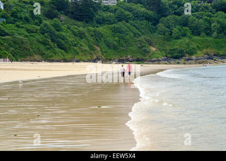 Carbis Bay, Cornwall, Regno Unito: giovane camminando mano nella mano lungo la spiaggia di Carbis Bay in Cornovaglia Foto Stock