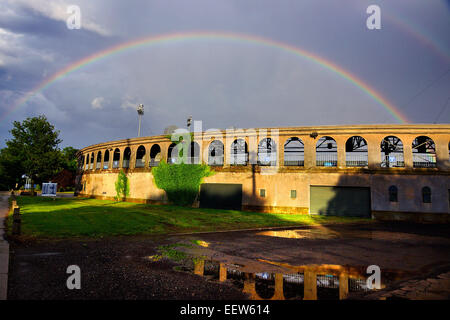 New Haven CT USA- un arcobaleno moduli sul campo di Yale baseball stadium dopo un inizio serata doccia passata attraverso il New Haven area . Foto Stock